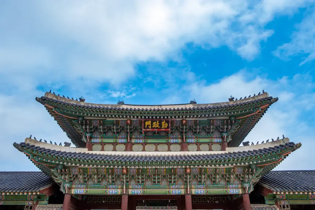 If you only want a short stop, the nearest palace can be the right choice