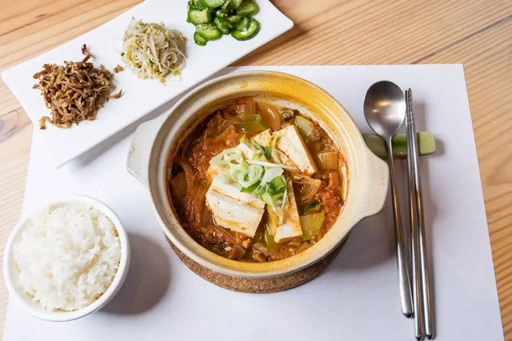 Stew set meals show the basic shape of a Korean table
